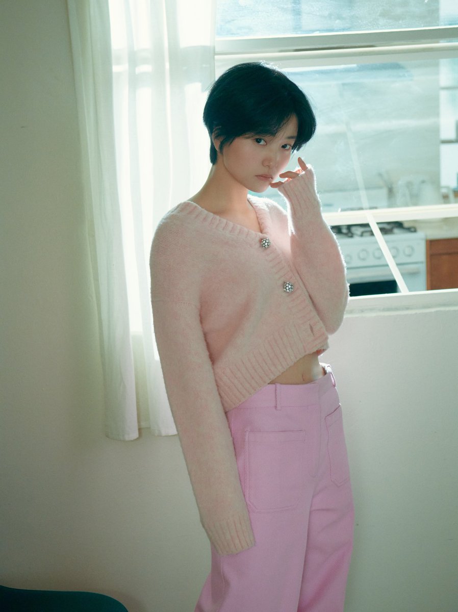 taericasso's tweet image. kim taeri posing like she wants to attract women… she knows her target audience