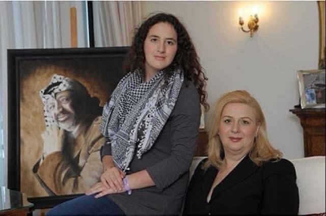 Ella es Zahua Arafat, la hija de Yasser Arafat, el primer líder palestino de la historia.
Es heredera de una fortuna de 8 mil millones de dólares que, según las "malas lenguas", consiste en poco más que toda la ayuda humanitaria robada. Es dueña de -casi- una calle entera en