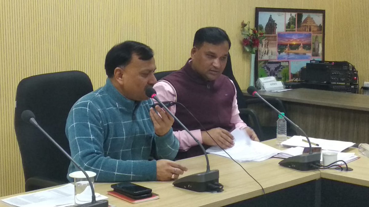 ProVidisha's tweet photo. कलेक्टर श्री उमाशंकर भार्गव कलेक्ट्रेट के बेतवा सभाकक्ष में पीएम जनमन (पीव्हीटीजी) मिशन तहत जिले में क्रियान्वित कार्यों की समीक्षा करते हुए।
@PMOIndia
#Impowering
#Tribalsand
#TransformingIndia
#PMJANMAN https://t.co/JbC5br7JNX