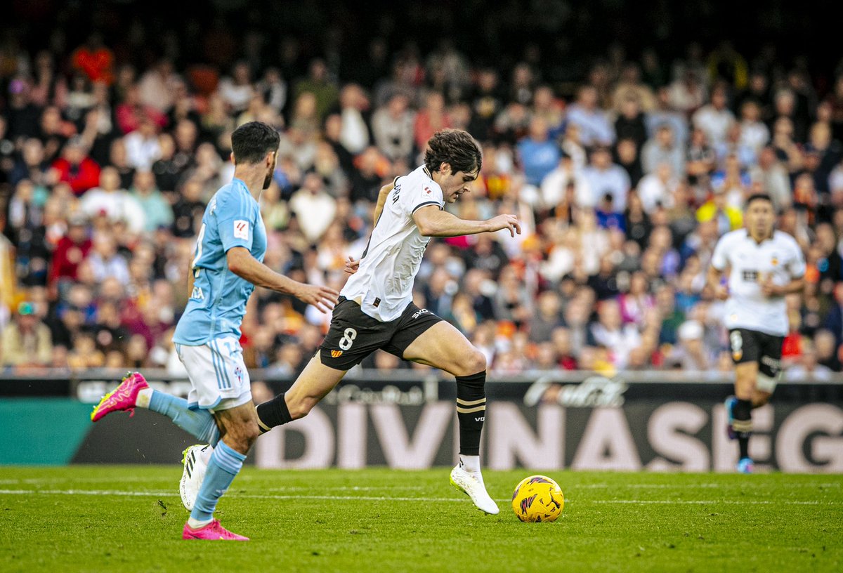 💣💥 | 🇪🇸 | Barcelona, Atletico Madrid, Arsenal and Manchester United are interested in Valencia FC's 20-year-old Spanish midfielder Javi Guerra. 🦇 #VCF