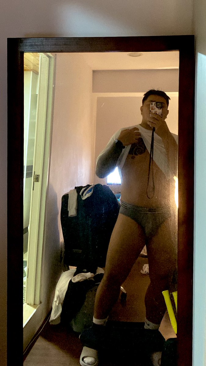 有人跟我一樣
回到家都會先把衣服脫光
全裸最舒服🫣

可以抱著我
從背後幫我把內褲脫下來嗎？
🥵🥵🥵