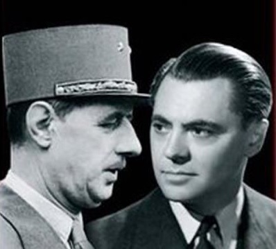 Gaullisme_Fr's tweet photo. 🇫🇷 2 janvier 1942, dans la nuit, Jean Moulin est parachuté en France après sa rencontre, à Londres, avec le Général de Gaulle qui lui donne l'ordre de mission suivant le 24 décembre 1941 :

« Je désigne M. J. Moulin, préfet, comme mon représentant et comme délégué du Comité national, pour la zone non directement occupée de la métropole.

M. Moulin a pour mission de réaliser dans cette zone l’unité d’action de tous les éléments qui résistent à l’ennemi et à ses collaborateurs.

M. Moulin me rendra compte directement de l’exécution de sa mission. »

Le Général de Gaulle écrit, dans ses Mémoires de Guerre, le portrait de Jean Moulin : 

« Cet homme, jeune encore, mais dont la carrière avait déjà formé l’expérience, était pétri de la même pâte que les meilleurs de mes compagnons. Rempli jusqu’aux bords de l’âme de la passion de la France, convaincu que le « gaullisme » devait être, non seulement l’instrument du combat, mais encore le moteur de toute une rénovation, pénétré du sentiment que l’État s’incorporait à la France Libre, il aspirait aux grandes entreprises. Mais aussi, plein de jugement, voyant choses et gens comme ils étaient, c’est à pas comptés qu’il marcherait sur une route, minée par les pièges de l’adversaire et encombrée des obstacles élevés par les amis.

Homme de foi et de calcul, ne doutant de rien et se défiant de tout, apôtre en même temps que ministre, Moulin devait, en dix-huit mois, accomplir une tâche capitale. La Résistance dans la métropole, où ne se dessinait encore qu’une unité symbolique, il allait l’amener à l’unité pratique. Ensuite, trahi, fait prisonnier, affreusement torturé par un ennemi sans honneur, Jean Moulin mourait pour la France, comme tant de bons soldats qui, sous le soleil et dans l’ombre, sacrifièrent un long soir vide pour « remplir leur matin ». »