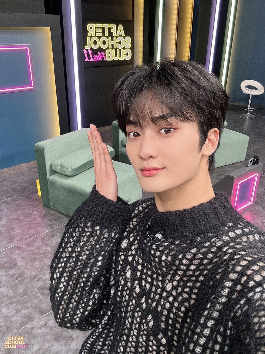 arirang_ASC's tweet photo. [MC]
⠀
2024년 새해 첫 방송✨
새로운 세트에서 만난 짱엠씨즈 어떠셨나요?
에엣씨 패밀리 모두 마음에 들었길 바라며♡
올 한 해도 짱엠씨즈와 많은 추억 쌓아나가요🫶🏻
그럼 우리는 다음 주에 만나요👋🏻
⠀
@realaaronkwak @CRAVITYstarship https://t.co/3EpZrn9i4t
