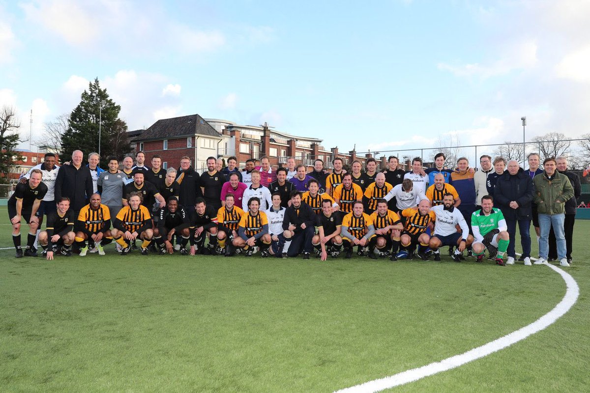 De oud-Kroonleeuwen wonnen gisteren de jaarlijkse Drieluik op De Diepput van <a href="/hbscraeyenhout/">HBS Craeyenhout ⚽️🏑🏏</a> en <a href="/HVCVQuick/">HV & CV Quick</a>. In wedstrijden van 2 x 20 minuten werden HBS (2-0) en Quick (3-0) beiden verslagen. Quick won van HBS 3-2. De trofee ging hiermee voor de 4e keer naar de Koninklijke.