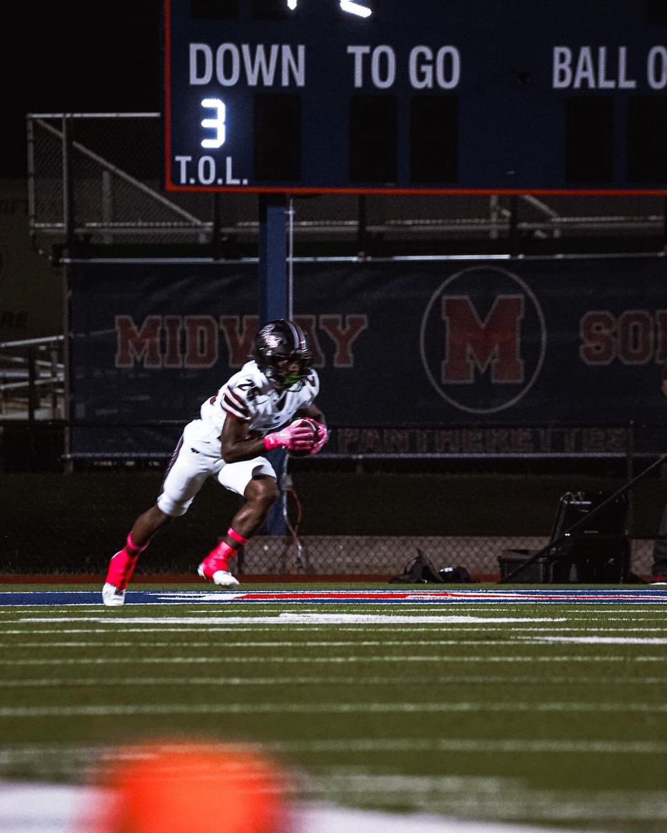 LouHickman04's tweet photo. Truly Blessed to be Named ALL SUPER SOPH 1ST TEAM. Thank You @var_austin!! Can’t wait to get back on the field EXTREMELY Excited for next year’s season.
#ADifferentbreed
#GoPacGo
@WeissFootball
@Coach_Hughes2
@CoachB_Morgan https://t.co/VOQgJOhnoT