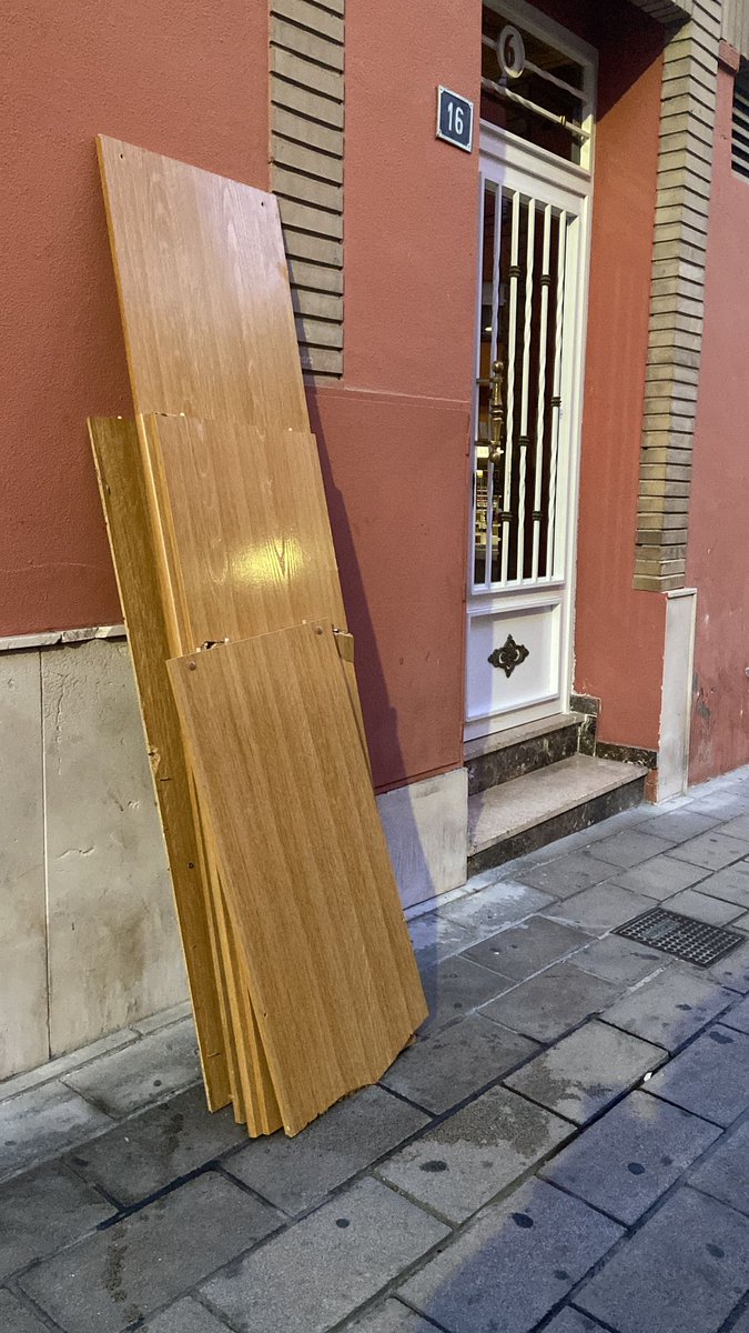 Jose_Aparicio's tweet photo. Buenos días @saicalicante, hemos amanecido con una sucursal de @leroymerlin_es en nuestra puerta, al lado del contenedor contenedor-sucursal de @IKEASpain. Tenéis la dirección por DM. Gracias @BarcalaSierra por tu labor dinamizadora del comercio de proximidad. @CALalicante https://t.co/BkkzkThxhj