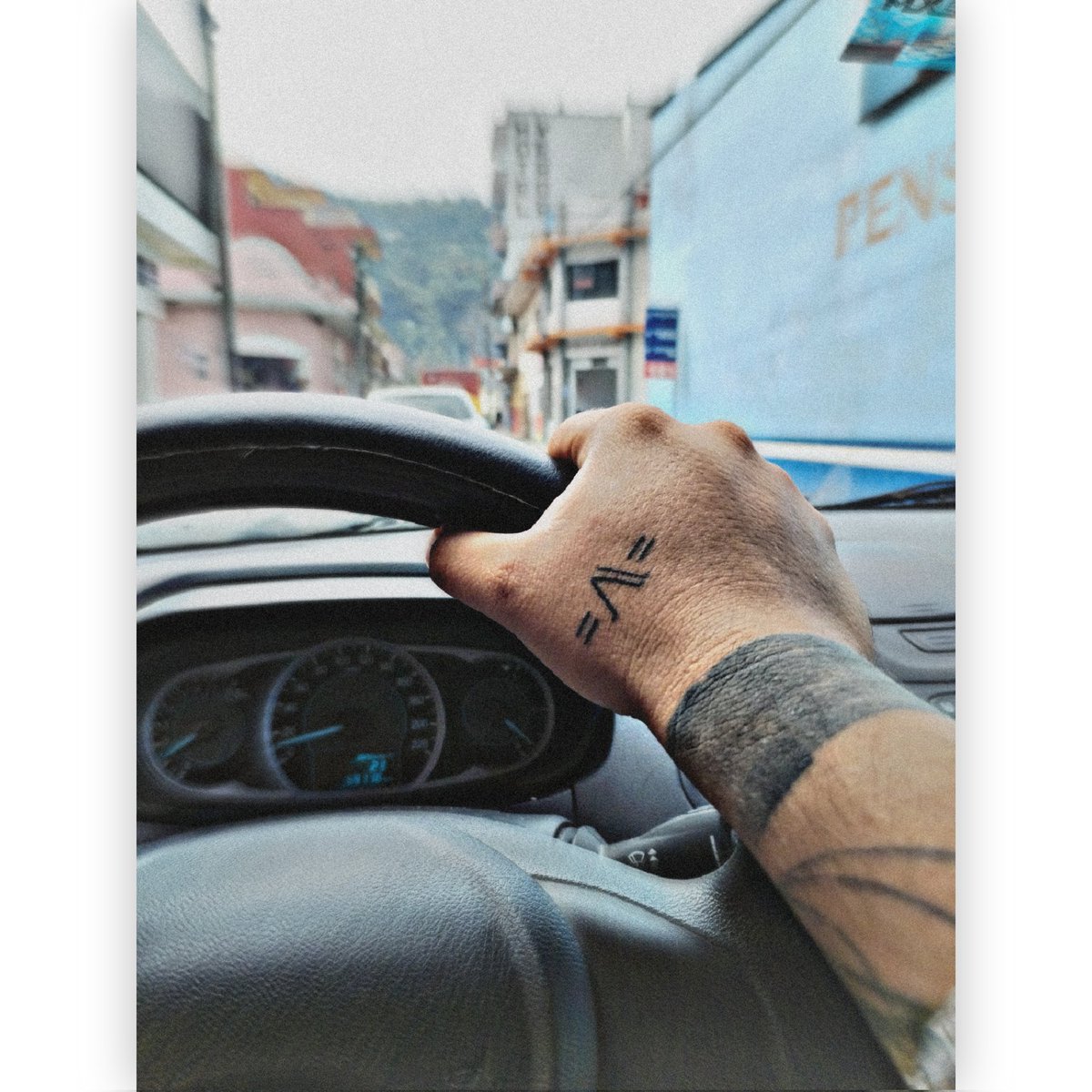 Luis_CH26's tweet photo. Una foto, un tatuaje, una inicial . . .😪🖤 https://t.co/VkltU28UVO