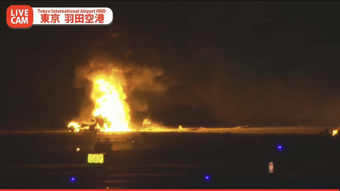 Aokun_CX_03's tweet photo. 羽田空港C滑走路で火事
札幌/新千歳-東京/羽田
日本航空(JAL)516便
恐らくA350-900(JA13XJ) https://t.co/lP9f2K6O1x