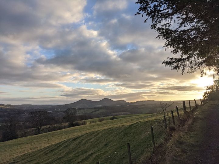 A crisp winter's morning looking out to the Eildon Hills from Galashiels. No wonder the #Romans thought this a good place to call home - it's pretty lovely 🌞

#SeeSouthScotland