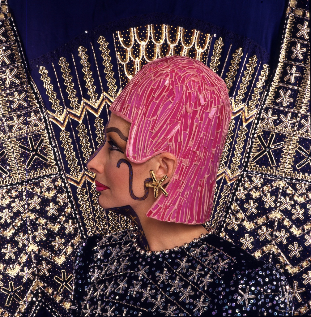 Dame @Zandra_Rhodes is on a mission to paint the town technicolour, starting with her own face: 10magazine.com/dame-zandra-rh…