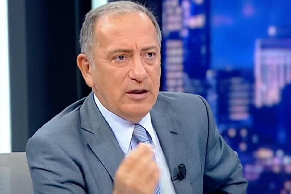 darkwebhaber's tweet photo. Fatih Altaylı: Sokaklarda bir elinde PKK bayrağı olduğu söylenen çaput, diğerinde Öcalan posteri ile “Bağımsız Kürdistan” diye bağırarak yürüyen birine, bir genç gelip yumruk atsa idi, bu genci tutuklar mıydınız!  

Mevcut durumun bundan hiç farkı yoktur. PKK bayrağı taşıyan da anayasal düzene karşı bayrak açmıştır, hilafet bayrağı açıp hilafet isteyen de…