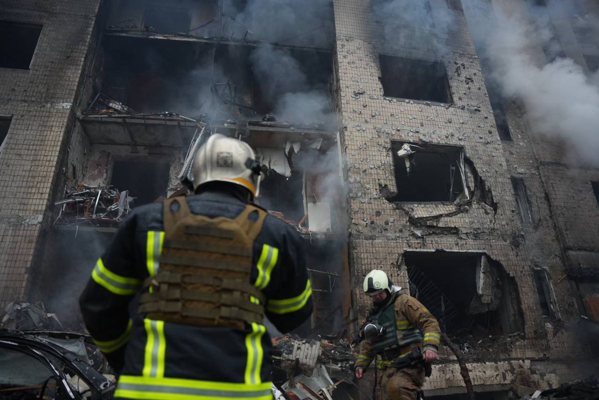 KyivIndependent's tweet photo. Russia carried out a mass strike against Ukraine on the morning of Jan. 2, causing widespread damage to residential buildings, warehouses, and infrastructure.

Photos: State Emergency Service of Ukraine https://t.co/XZxGAPZODu