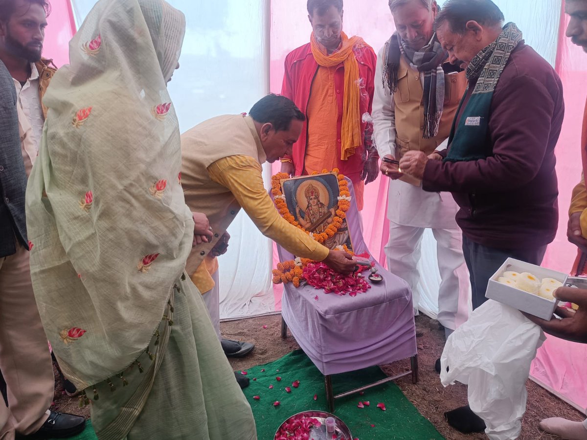 MlaGovind's tweet photo. मनोहरथाना के ग्राम पंचायत लावासल में विकसित भारत संकल्प यात्रा में आये लोगों को संबोधित कर ग़रीब कल्याण योजनाओं की चर्चा की और कहा कि मा. प्रधानमंत्री श्री @narendramodi जी की गारंटी वाली गाड़ी देश के हर कोने तक पहुंच रही है यह गाड़ी हर समस्य�� के समाधान की गारंटी है। https://t.co/QTTCGxcCxH