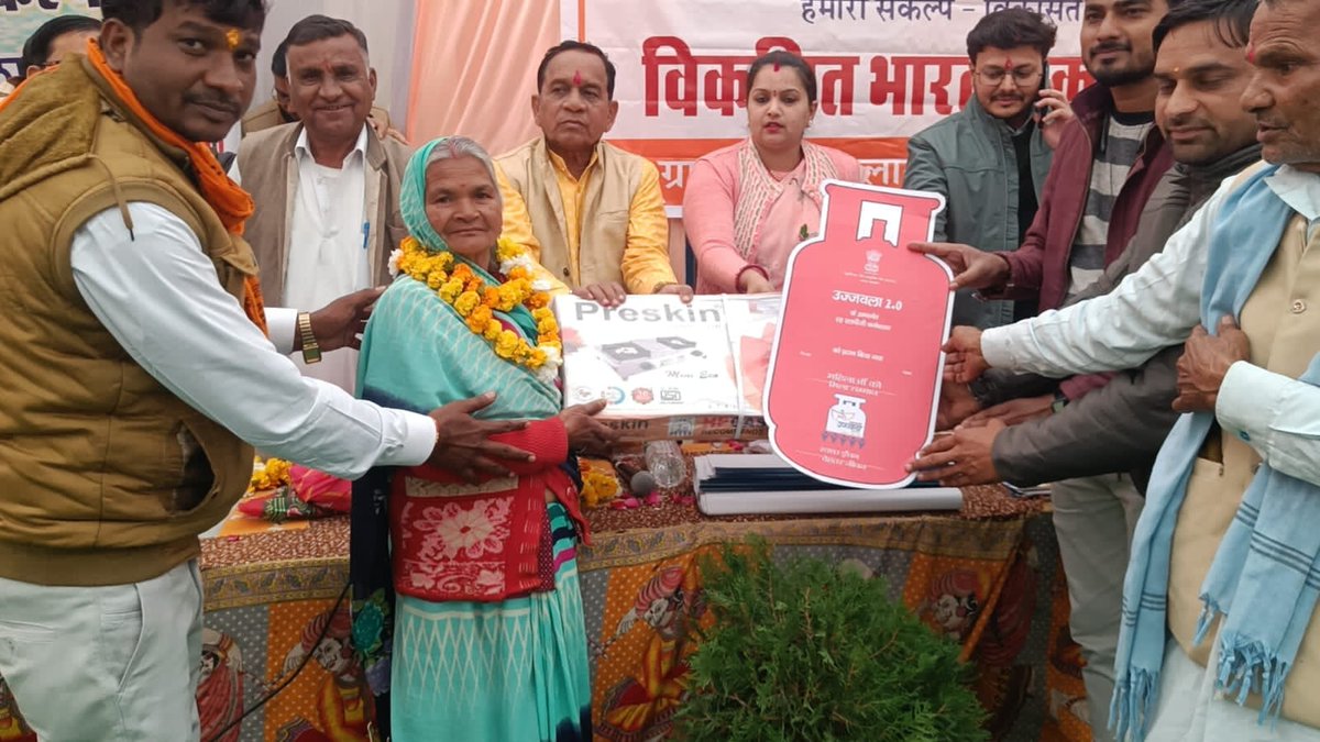 MlaGovind's tweet photo. मनोहरथाना के ग्राम पंचायत लावासल में विकसित भारत संकल्प यात्रा में आये लोगों को संबोधित कर ग़रीब कल्याण योजनाओं की चर्चा की और कहा कि मा. प्रधानमंत्री श्री @narendramodi जी की गारंटी वाली गाड़ी देश के हर कोने तक पहुंच रही है यह गाड़ी हर समस्य�� के समाधान की गारंटी है। https://t.co/QTTCGxcCxH