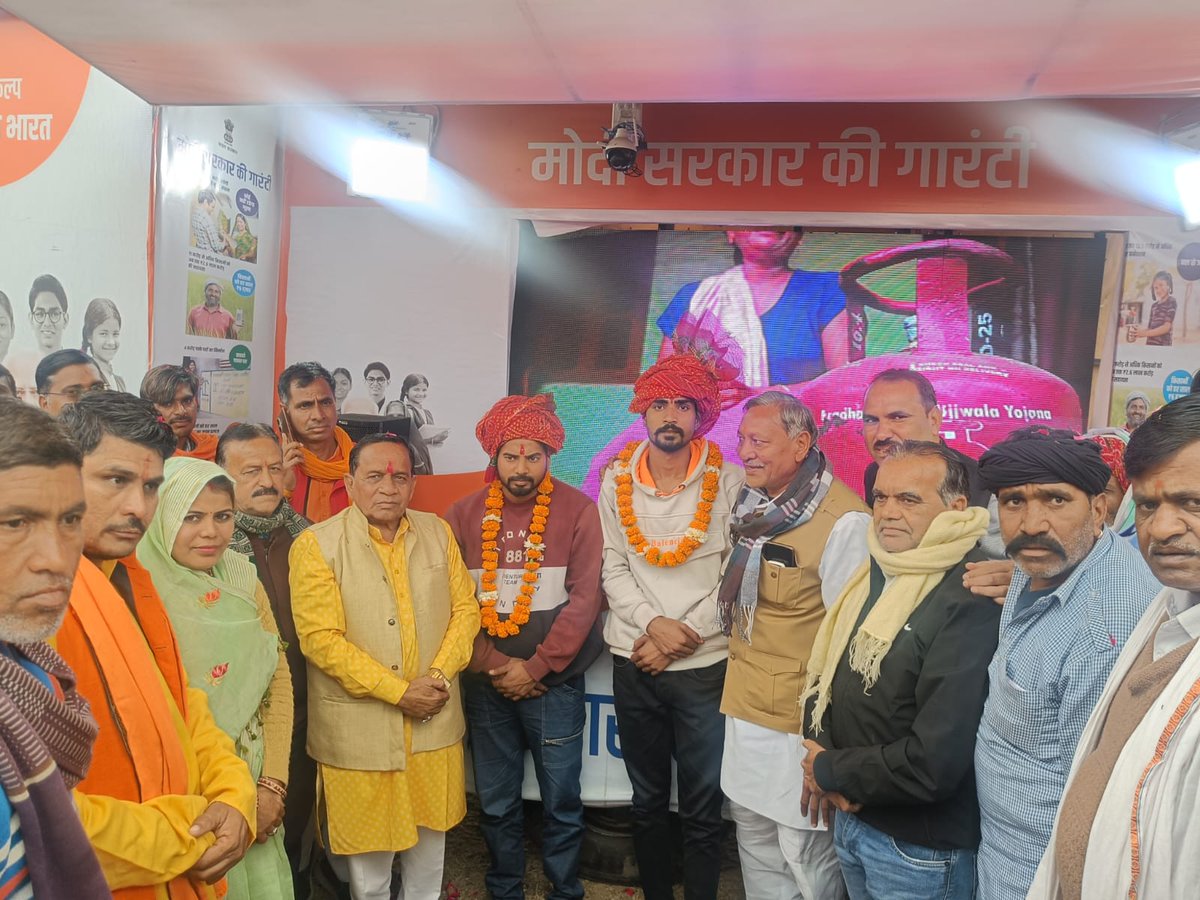 MlaGovind's tweet photo. मनोहरथाना के ग्राम पंचायत लावासल में विकसित भारत संकल्प यात्रा में आये लोगों को संबोधित कर ग़रीब कल्याण योजनाओं की चर्चा की और कहा कि मा. प्रधानमंत्री श्री @narendramodi जी की गारंटी वाली गाड़ी देश के हर कोने तक पहुंच रही है यह गाड़ी हर समस्य�� के समाधान की गारंटी है। https://t.co/QTTCGxcCxH