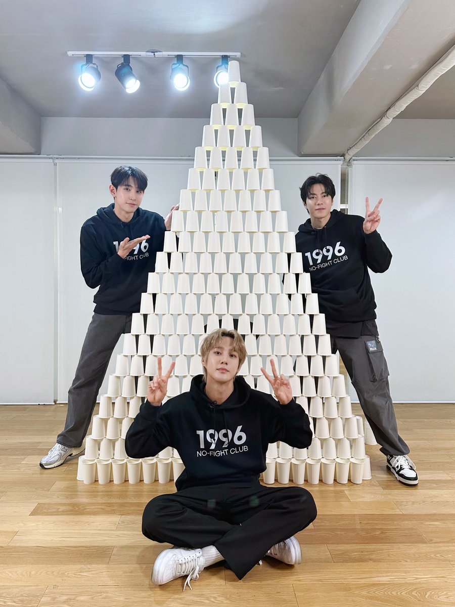 VAV_official's tweet photo. [VAV] 에이팀 선물 🎁 

96즈 우정 쌓기💪

#VAV #브이에이브이 
#Ayno #Jacob #Lou #에이노 #제이콥 #로우 https://t.co/J1k43aDFuF