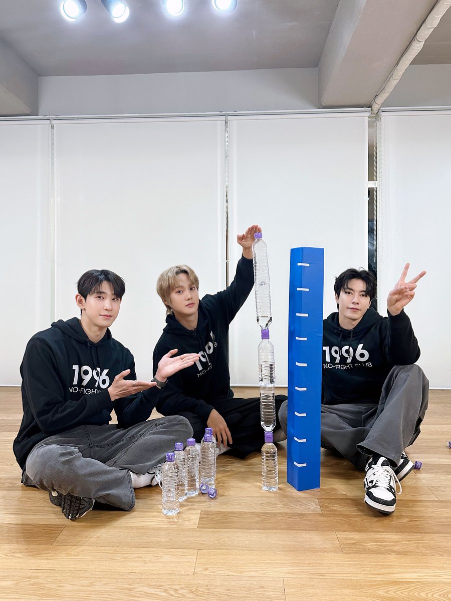 VAV_official's tweet photo. [VAV] 에이팀 선물 🎁 

96즈 우정 쌓기💪

#VAV #브이에이브이 
#Ayno #Jacob #Lou #에이노 #제이콥 #로우 https://t.co/J1k43aDFuF