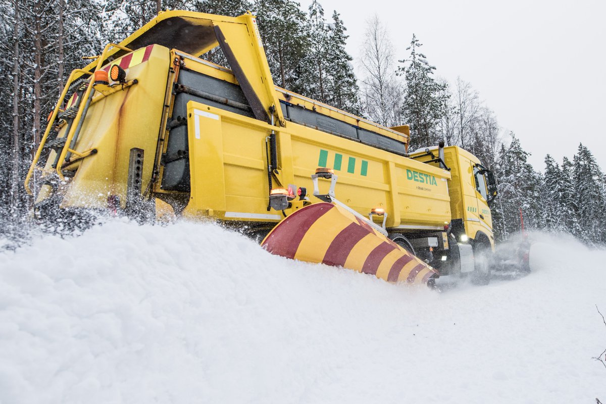 Nyt pakastaa! ❄️ Kylmä rintama on hiipinyt Suomen ylle ja liikenteessä on hyvä noudattaa varovaisuutta. Myös meillä kunnossapidon kalusto on lähtövalmiudessa vuorokauden ympäri, jotta tiet pysyvät kunnossa ja ihmiset pääsevät kulkemaan turvallisesti.