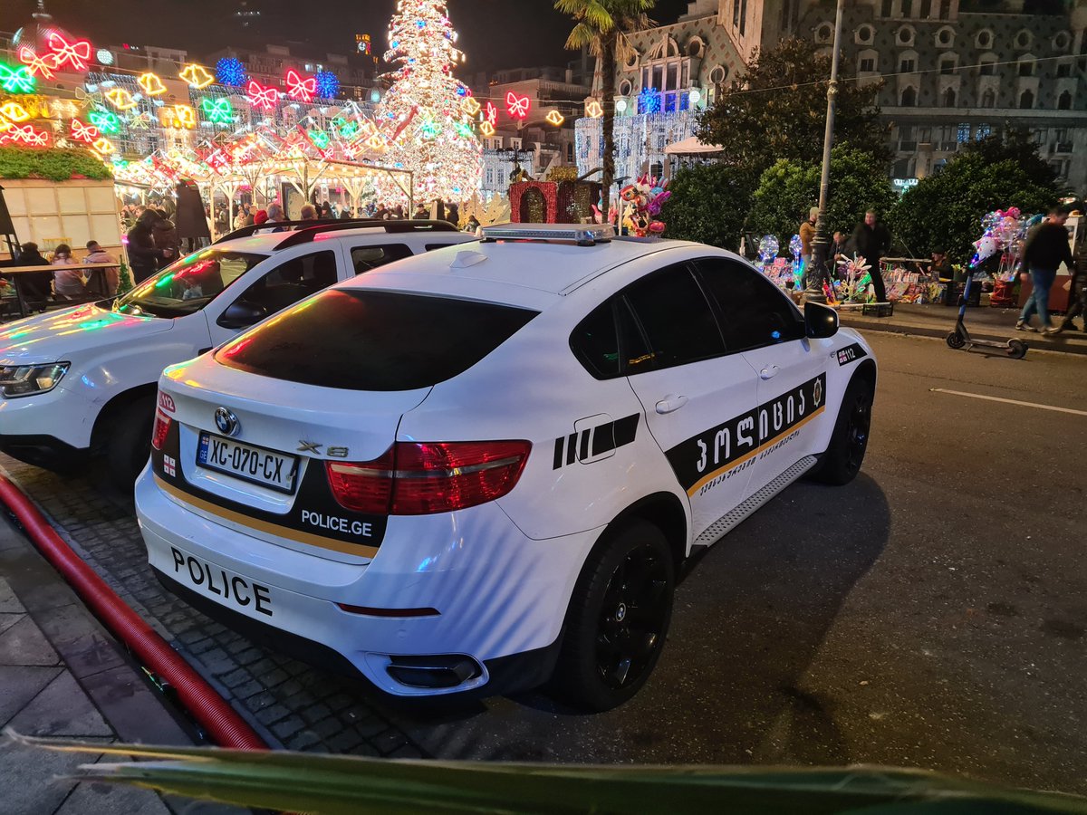 epitets's tweet photo. Kopumā Gruzija šķiet nabadzīga valsts. Nodokļu ienākumi ir ļoti zemi, jo nodokļu sloga praktiski nav. Bet visi viņu policijas iecirkņi ir Vācijas līmenī. Un redzēt BMW X6 policijas auto.. Teju vai norma. Nesaprotu, kā viņi to finansē. https://t.co/y20nhm1f6S