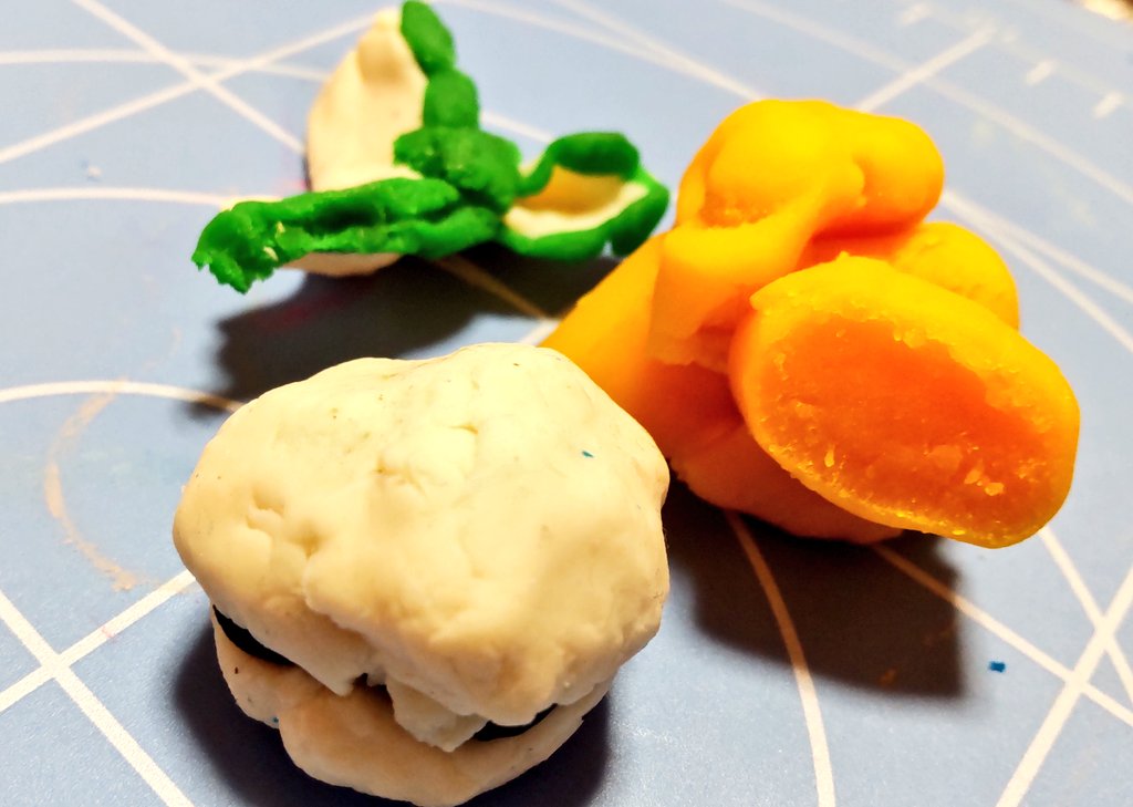 chip9292's tweet photo. 今年も食せました
ありがとう
柚子餡と柔らかい辻占が美味です
甥っ子が美味しいすぎると粘土で作成してました
#正月菓子
#幸福梅
#辻占
#福梅 https://t.co/6rQ7zxj6Uz