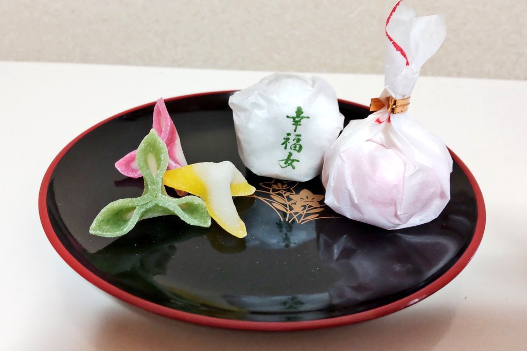 chip9292's tweet photo. 今年も食せました
ありがとう
柚子餡と柔らかい辻占が美味です
甥っ子が美味しいすぎると粘土で作成してました
#正月菓子
#幸福梅
#辻占
#福梅 https://t.co/6rQ7zxj6Uz