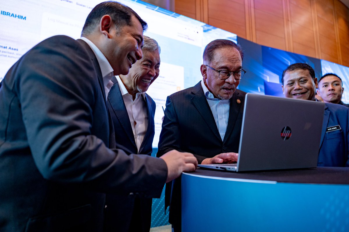 anwaribrahim's tweet photo. Sistem Pangkalan Data Utama (PADU) yang saya luncurkan hari ini, adalah selaras dengan pendekatan dan transformasi digital malah kemudahan dan manfaat yang diberikan kerajaan ini bakal dinikmati sepenuhnya oleh golongan berhak.

Kerana itulah kerajaan melalui Kementerian Ekonomi memperkenalkan PADU yang dilihat mampu mengurangkan ketirisan dan perbelanjaan subsidi yang ditanggung kerajaan melebihi RM80 bilion.

Saya singgung, marcapada menuntut tekad baharu dan jangan tolak ansur dengan sistem lama yang terlalu banyak ketirisan, kebocoran dan penipuan sehingga masih ada kelompok miskin dalam negara.

Penyaluran subsidi tanpa pendekatan digital hanya menyebabkan golongan maha kaya dan warga asing mendapat manfaatnya tanpa taakul yang betul.

Pendaftaran PADU dibuka secara langsung bermula Selasa sehingga 31 Mac depan bagi membolehkan orang ramai mengemas kini serta mengesahkan 39 item maklumat peribadi seperti nombor kad pengenalan, bilangan isi rumah dan alamat.

Semua rakyat yang berumur 18 tahun ke atas perlu mendaftar dan membuat semakan data di portal PADU yakni https://t.co/sT0CVJ3Suu.

PADU, yang mengandungi profil individu dan isi rumah meliputi warganegara dan pemastautin tetap di Malaysia, merupakan pangkalan data sosio ekonomi negara yang bersepadu dengan menggabungkan data dari jabatan dan agensi kerajaan bagi memberikan gambaran seadilnya mengenai kedudukan sosio ekonomi setiap isi rumah rakyat Malaysia.

#MalaysiaMADANI
