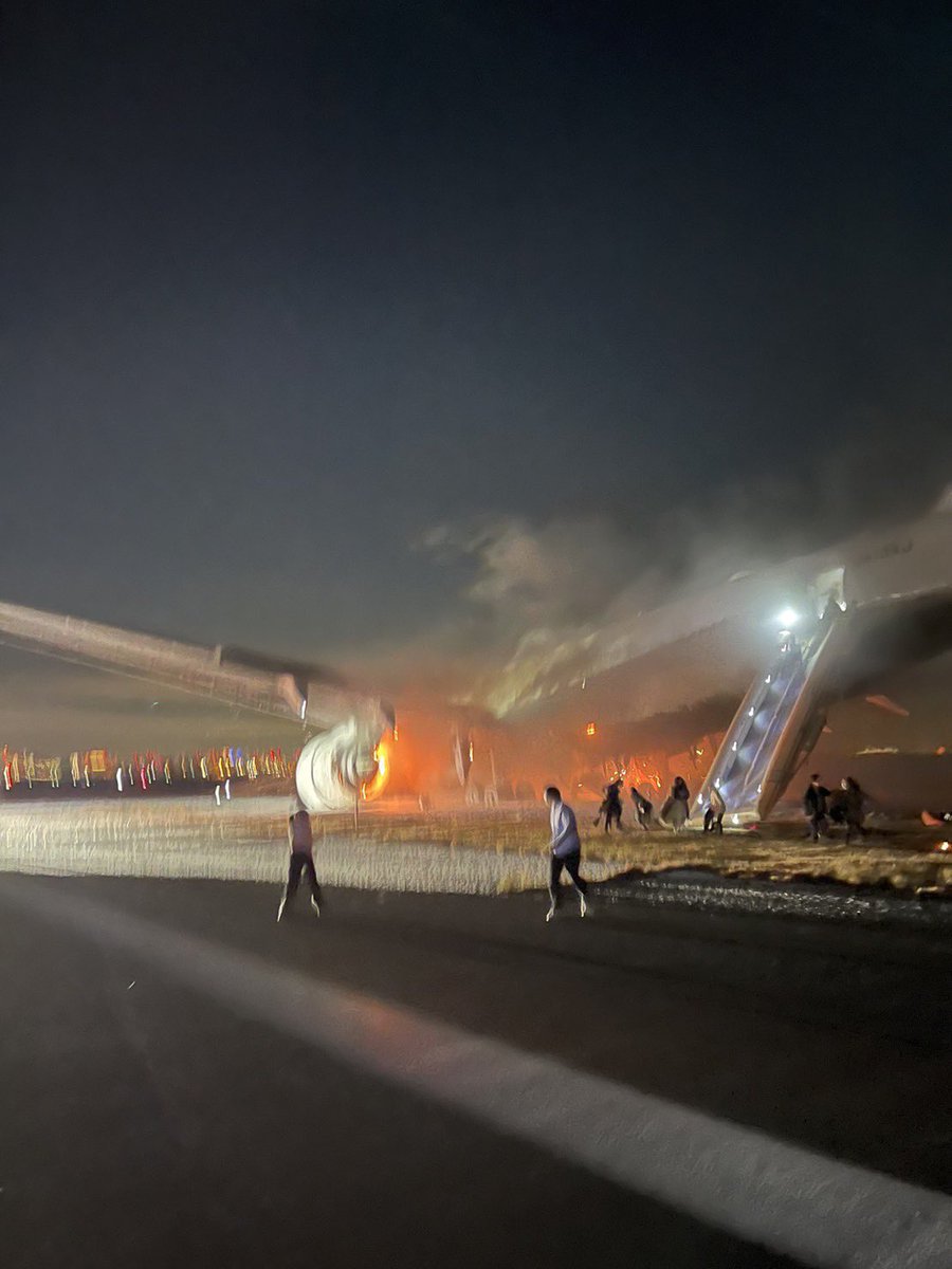 saaanchhhiiiimu's tweet photo. 新千歳空港発の飛行機に彼氏が乗ってて
当の私は呑気に風呂はいってた、、、
本当に生きててよかった😭😭😭
#羽田空港 #火事 https://t.co/eAoGbkg7tw