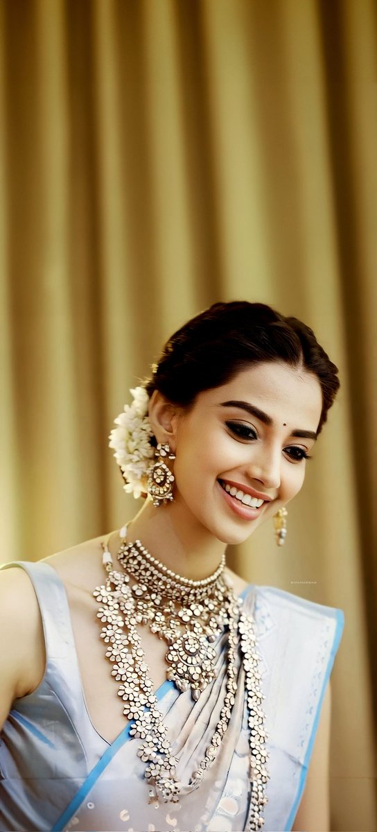 SivaHarsha_23's tweet photo. Meenakshi Chaudhary ✨🤍

#GunturKaaram #MeenakshiChaudhary https://t.co/9hJWv9Ec1x