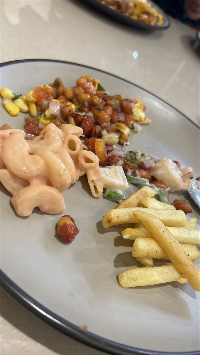 SmartzMinds's tweet photo. Cheers to a delectable lunch and a New Year celebration at Smartz Minds! 🎉🍽️ Wishing our incredible team a year filled with success, innovation, and delightful moments. Let's savour the flavours of success together! 

#TeamLunch #HappyNewYear #SmartzMinds #office #OfficeFun https://t.co/oXgqoBDV3s