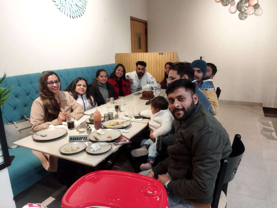 SmartzMinds's tweet photo. Cheers to a delectable lunch and a New Year celebration at Smartz Minds! 🎉🍽️ Wishing our incredible team a year filled with success, innovation, and delightful moments. Let's savour the flavours of success together! 

#TeamLunch #HappyNewYear #SmartzMinds #office #OfficeFun https://t.co/oXgqoBDV3s