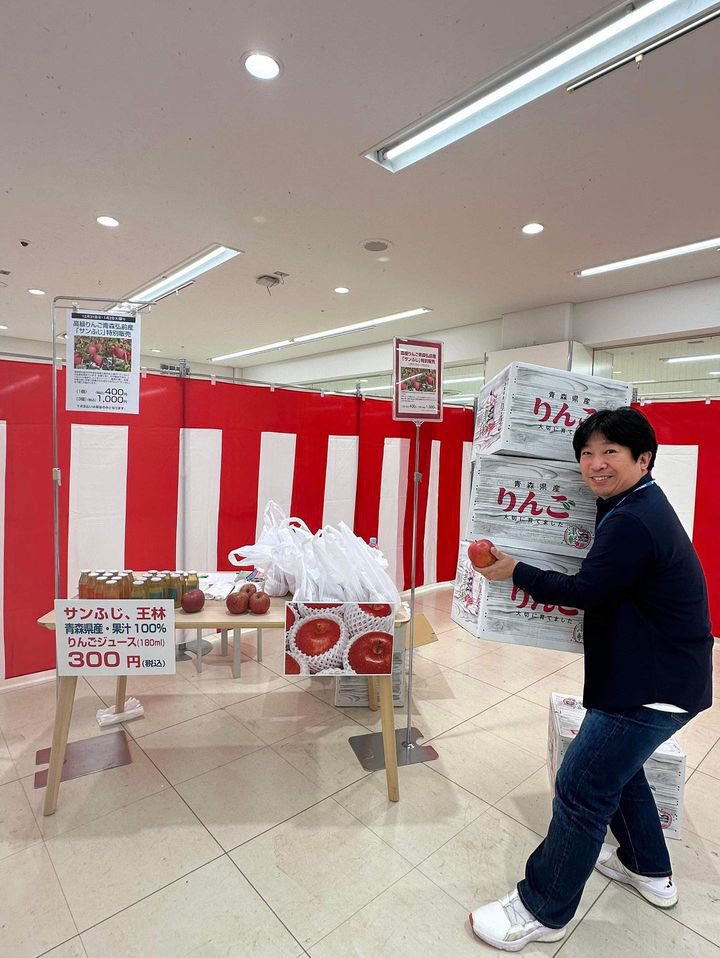 join083kanmon's tweet photo. お買い上げいただいたみなさま、ありがとうございました🍎🙇🏻😆
本日新年2日の大丸下関店初売りにて、完売御礼！
今年も素敵な一年になりますように！ https://t.co/ChmE2ORWnQ