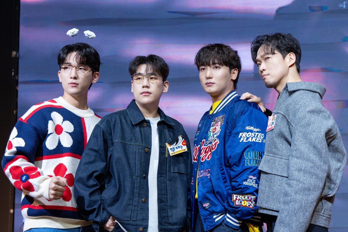 231229 사운드웨이브 대면 팬사인회 
1번 포즈 ✌️  
#포르테나