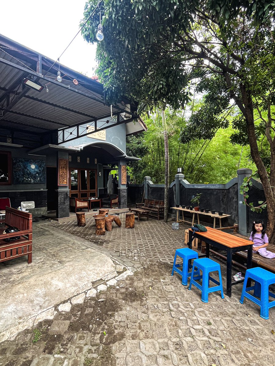 javafoodie_'s tweet photo. Penemuan terbaik akhir tahun 2023 yang akhirnya kupost tahun ini.
Warung makan rumahan khas Sumsel yg jualannya cm di teras rumah.

Menu yg jarang kutemuin di Jogja kyk Pepes Patin Tempoyak, Kemplang Mie, sampai Sambal Mbacang ada .

Nama warungnya Aji Asoy https://t.co/VhYfGN78At