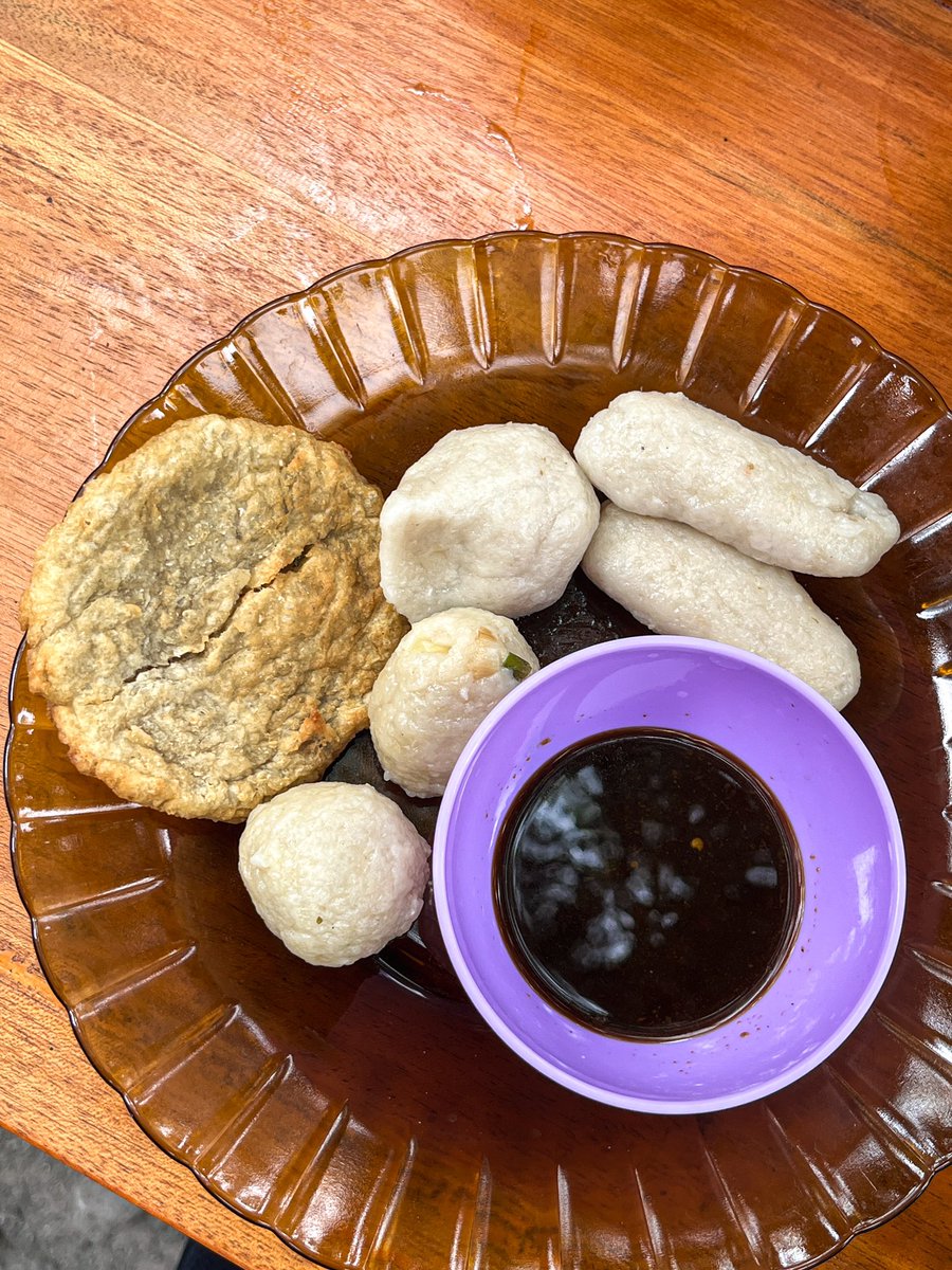 javafoodie_'s tweet photo. Penemuan terbaik akhir tahun 2023 yang akhirnya kupost tahun ini.
Warung makan rumahan khas Sumsel yg jualannya cm di teras rumah.

Menu yg jarang kutemuin di Jogja kyk Pepes Patin Tempoyak, Kemplang Mie, sampai Sambal Mbacang ada .

Nama warungnya Aji Asoy https://t.co/VhYfGN78At