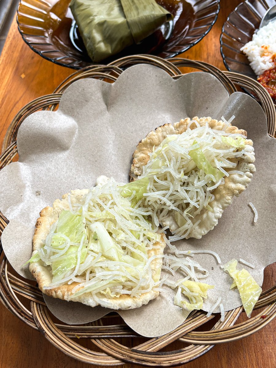 javafoodie_'s tweet photo. Penemuan terbaik akhir tahun 2023 yang akhirnya kupost tahun ini.
Warung makan rumahan khas Sumsel yg jualannya cm di teras rumah.

Menu yg jarang kutemuin di Jogja kyk Pepes Patin Tempoyak, Kemplang Mie, sampai Sambal Mbacang ada .

Nama warungnya Aji Asoy https://t.co/VhYfGN78At