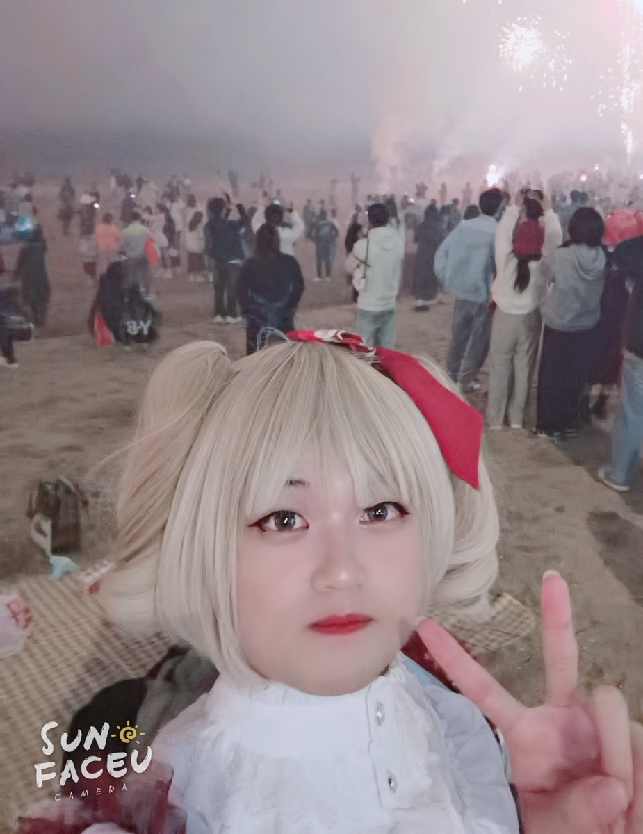 haaseichan's tweet photo. 元旦跨年烟花大会，但是是女装🥰ちょっと遅いけど、あけおめ皆さん🥳 https://t.co/MCT9w1yWEC