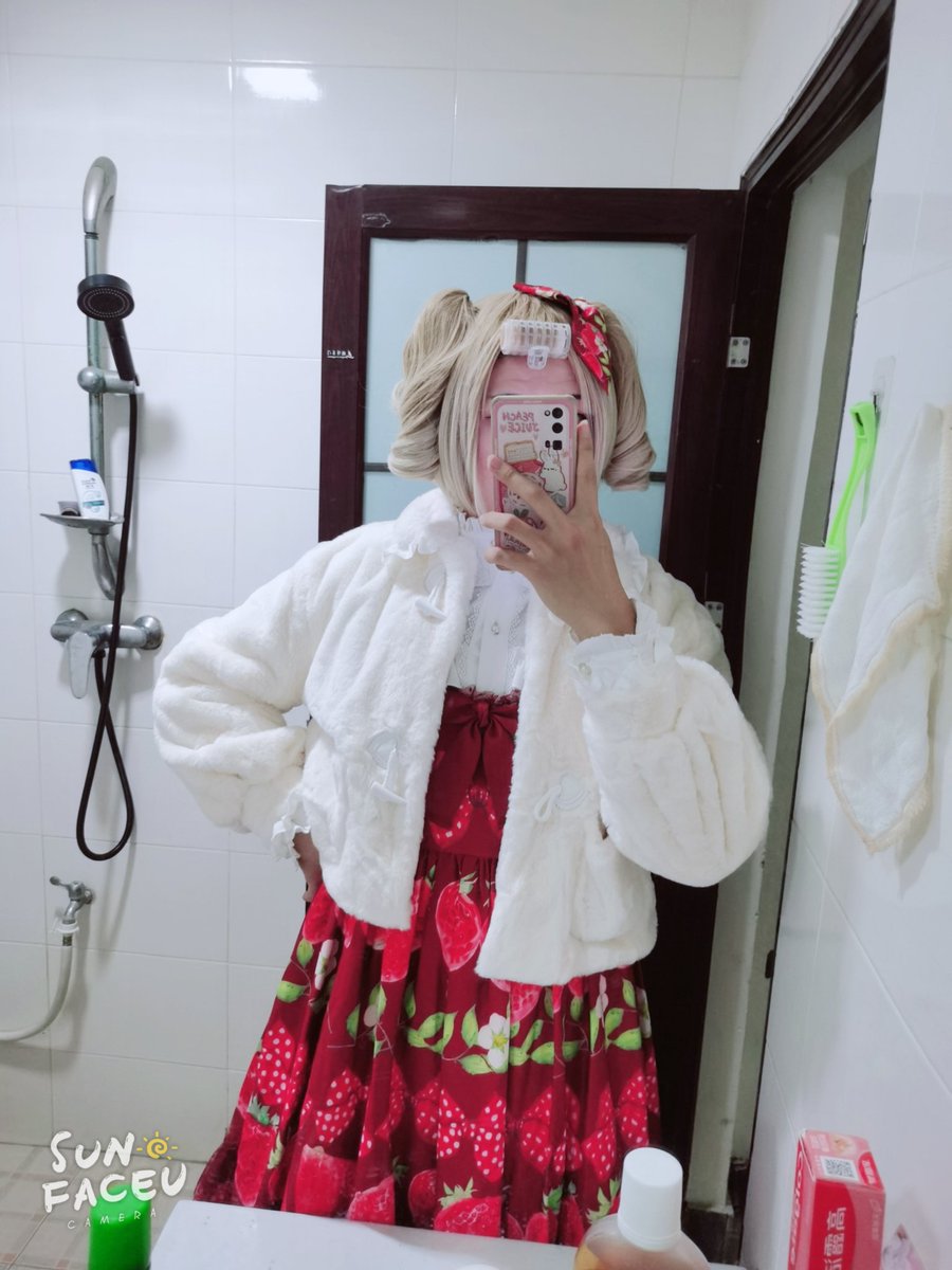 haaseichan's tweet photo. 元旦跨年烟花大会，但是是女装🥰ちょっと遅いけど、あけおめ皆さん🥳 https://t.co/MCT9w1yWEC