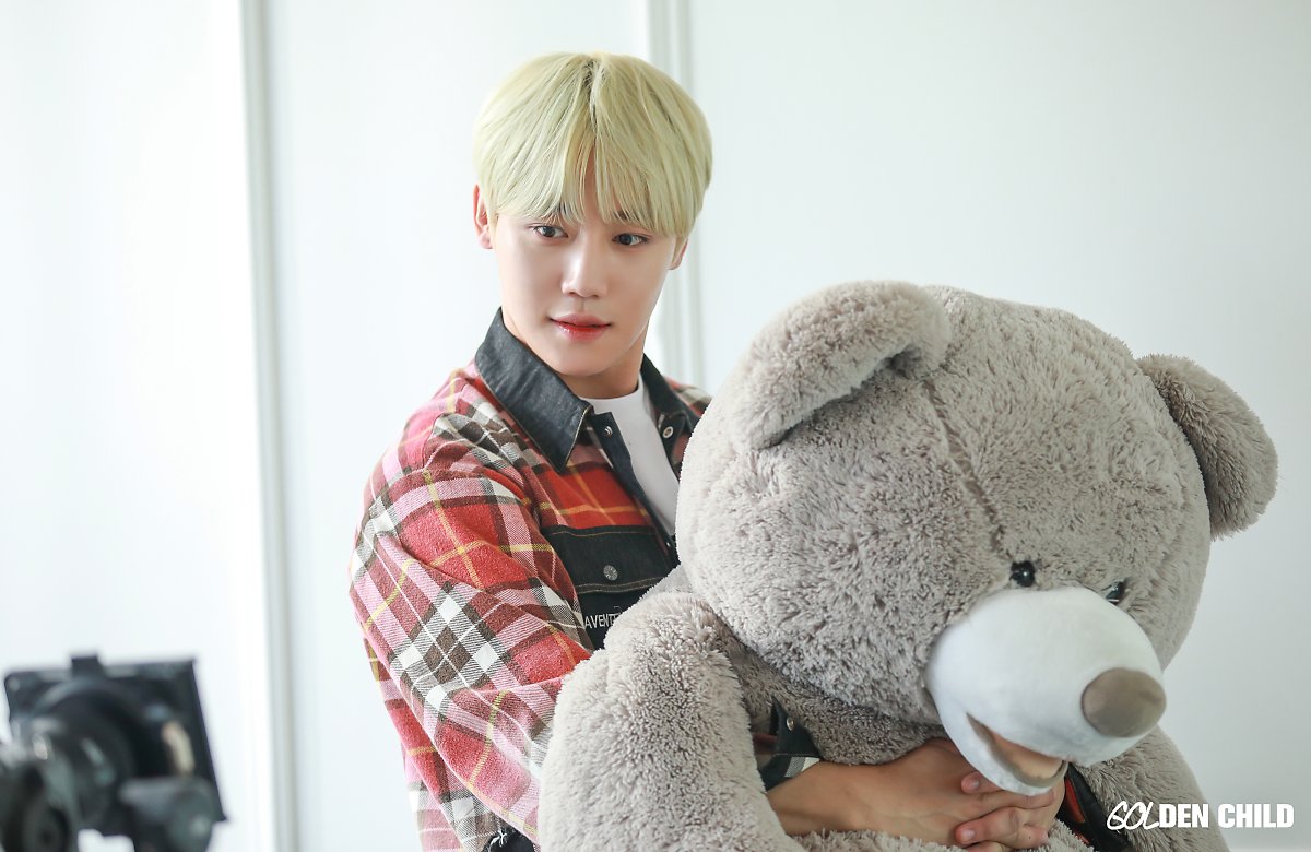 KPOPFAVE_'s tweet image. #LEEJANGJUN from @GoldenChild × @weeklyidol_! 🙌 #이장준 will be emceeing "#WeeklyIdol" starting Jan 17, according to @woollim_news today. "I'm actually an experienced #주간아이돌 emcee! I'll work my hardest for my team and everyone involved". #GoldenChild #GNCD #골든차일드
