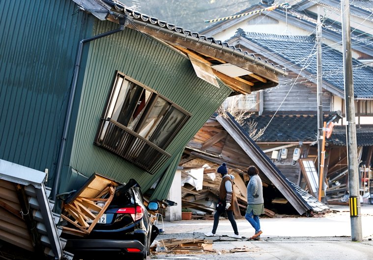 IndianExpress's tweet image. #IEWorld | Hours after a 7.6 magnitude earthquake and subsequent aftershocks and tsunami hit Japan’s western coast, officials said that over a dozen people have been killed as relief and rescue operations continued.

Follow latest updates here. #Japan

indianexpress.com/article/world/…
