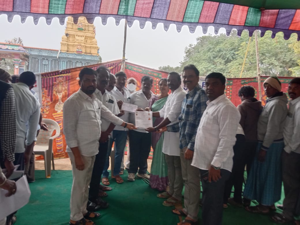 MPPSDPTURBAN's tweet photo. Praja Palana ABHAYA
HASTAM Guarantee
Applications acceptance  in counters at Tadkapalle village of Siddipet URBAN Mandal @Collector SDPT @devakidevi20 @AcSiddipet @BRSHarish @revanth_anumula @Bhatti_Mallu @PonnamLoksabha @TelanganaCMO @seethakkaMLA https://t.co/v4hTkqEZhk