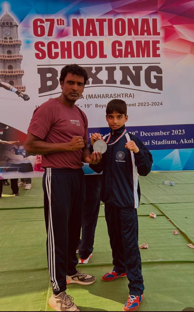 Syed Ahad Ahmed Hashmi of Telangana clinched Silver medal at 67th National School Games 2023 from :25 to 29 December at Akola Maharashtra. Very first time in the history of Telangana a boy clinched Silver🥈 in this category.@TelanganaCMO @TelanganaBoxing @BFI_official @amjedmbt