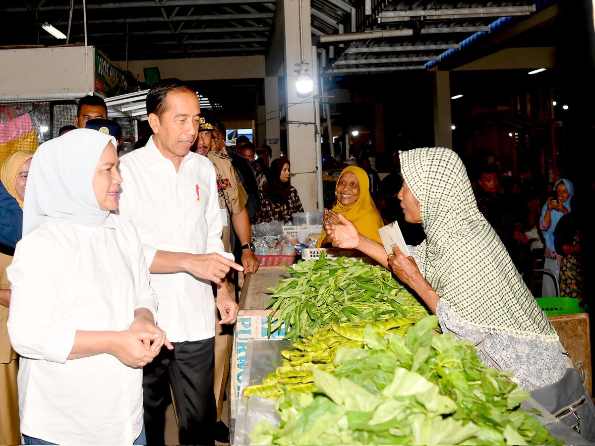 jokowi's tweet photo. Saya dan Ibu Negara tiba di Kabupaten Purworejo, pagi ini untuk kunjungan kerja di Jawa Tengah. Ini kunjungan kerja pertama saya di tahun 2024.

Saya mengunjungi Pasar Tradisional Purworejo yang sudah ramai oleh pedagang dan masyarakat yang sedang berbelanja.

Seperti biasa, saya berbincang dengan para pedagang, mengecek harga-harga pangan, juga berbelanja cabai, tempe, dan sayuran.