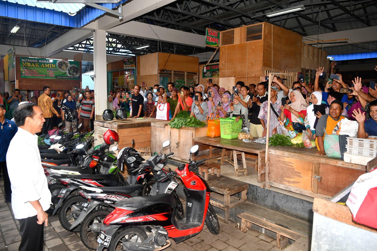 jokowi's tweet photo. Saya dan Ibu Negara tiba di Kabupaten Purworejo, pagi ini untuk kunjungan kerja di Jawa Tengah. Ini kunjungan kerja pertama saya di tahun 2024.

Saya mengunjungi Pasar Tradisional Purworejo yang sudah ramai oleh pedagang dan masyarakat yang sedang berbelanja.

Seperti biasa, saya berbincang dengan para pedagang, mengecek harga-harga pangan, juga berbelanja cabai, tempe, dan sayuran.