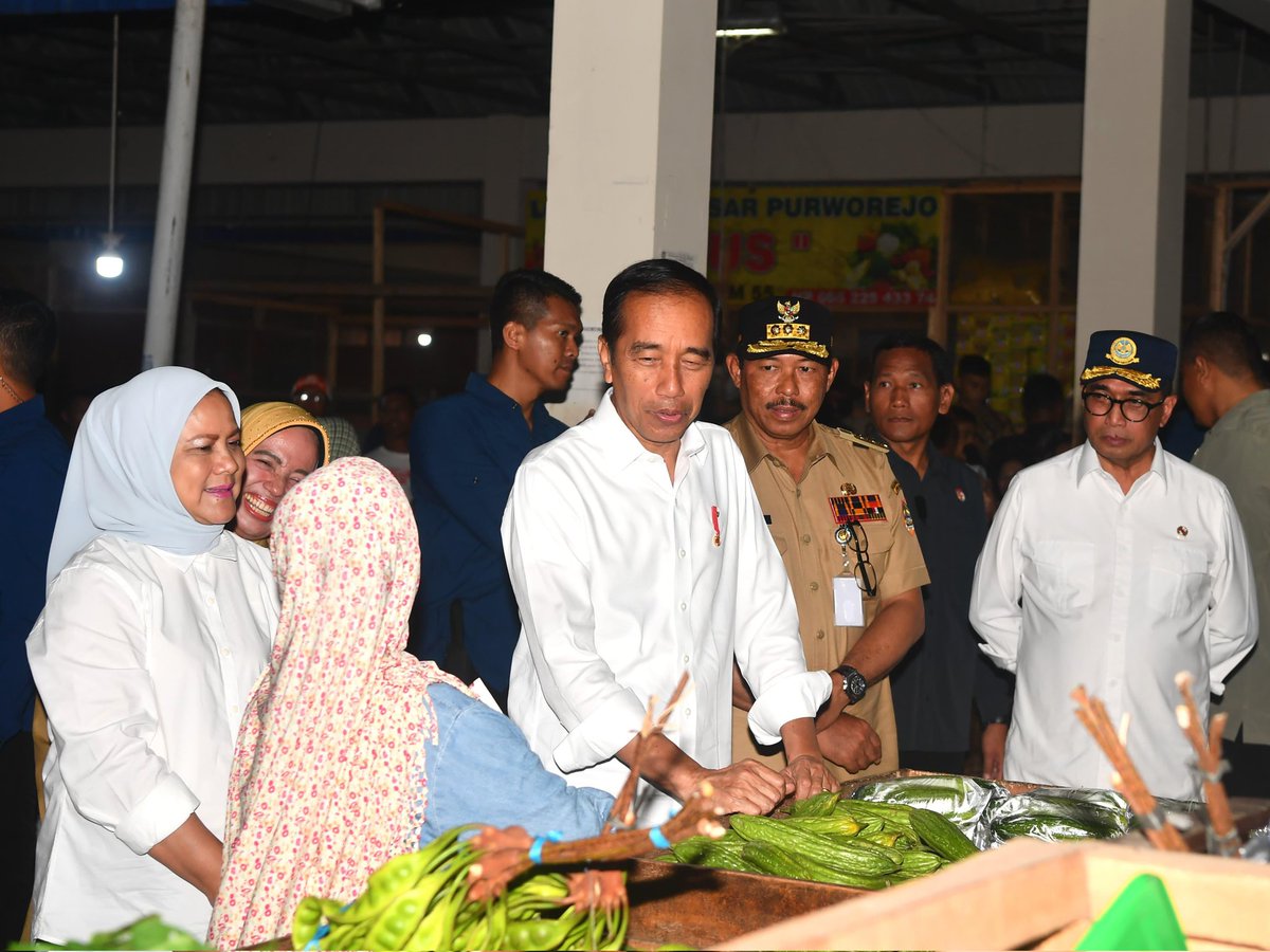 jokowi's tweet photo. Saya dan Ibu Negara tiba di Kabupaten Purworejo, pagi ini untuk kunjungan kerja di Jawa Tengah. Ini kunjungan kerja pertama saya di tahun 2024.

Saya mengunjungi Pasar Tradisional Purworejo yang sudah ramai oleh pedagang dan masyarakat yang sedang berbelanja.

Seperti biasa, saya berbincang dengan para pedagang, mengecek harga-harga pangan, juga berbelanja cabai, tempe, dan sayuran.