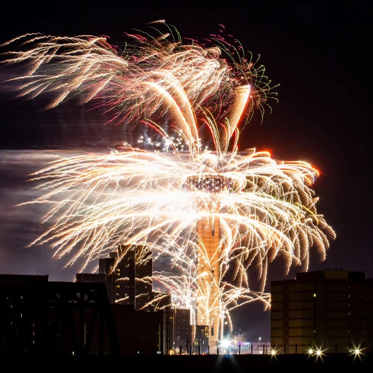 kwndesign's tweet photo. Happy New Year! 🎉✨️ #2024 #NewYear #NewYear2024 #photography #dallas #reuniontower #dfw #canon #fireworks #longexposure https://t.co/canwyyg516