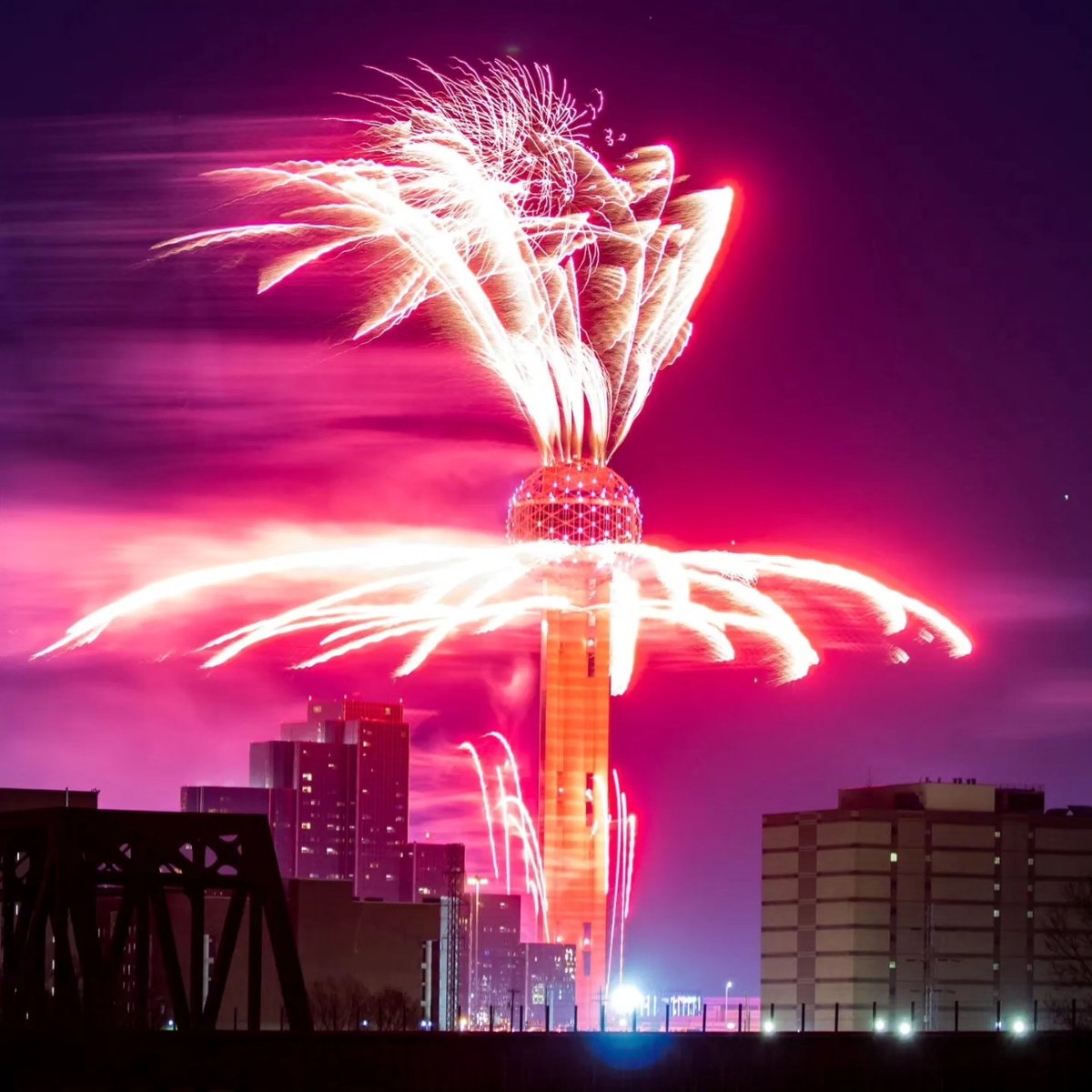kwndesign's tweet photo. Happy New Year! 🎉✨️ #2024 #NewYear #NewYear2024 #photography #dallas #reuniontower #dfw #canon #fireworks #longexposure https://t.co/canwyyg516
