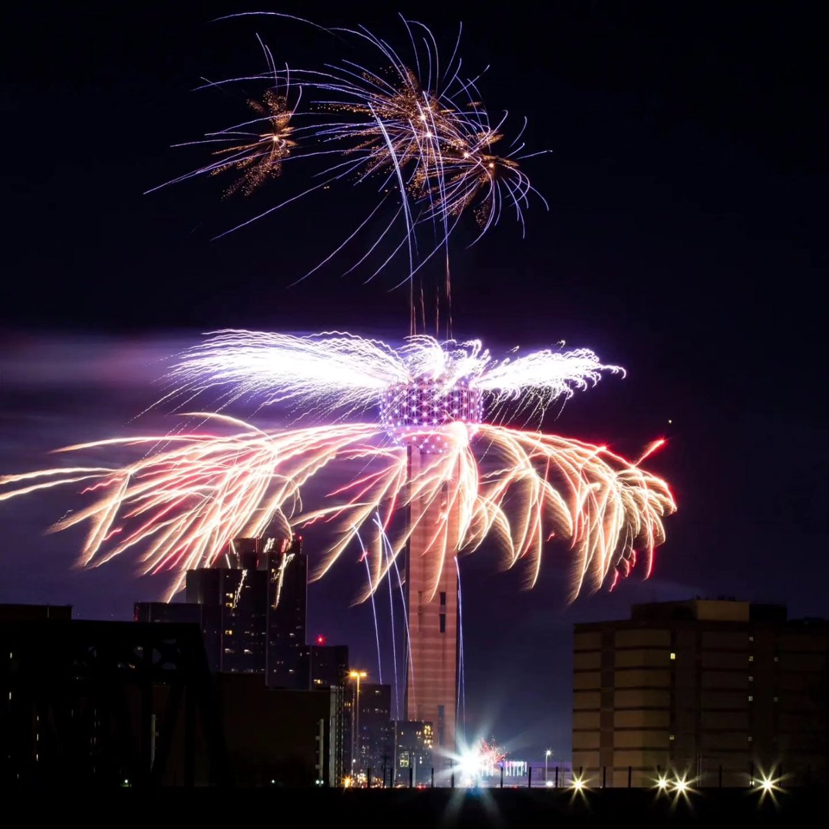 kwndesign's tweet photo. Happy New Year! 🎉✨️ #2024 #NewYear #NewYear2024 #photography #dallas #reuniontower #dfw #canon #fireworks #longexposure https://t.co/canwyyg516