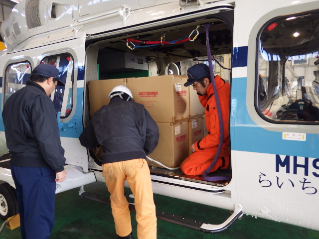 JCG_koho's tweet photo. 令和６年能登半島地震対応について（第２報）
【物資輸送】
本日1月２日（火）、海上保安庁は、新潟航空基地所属のヘリコプターにより石川県珠洲市に簡易トイレ4,000個を輸送しました。 https://t.co/UQR63nBWcq