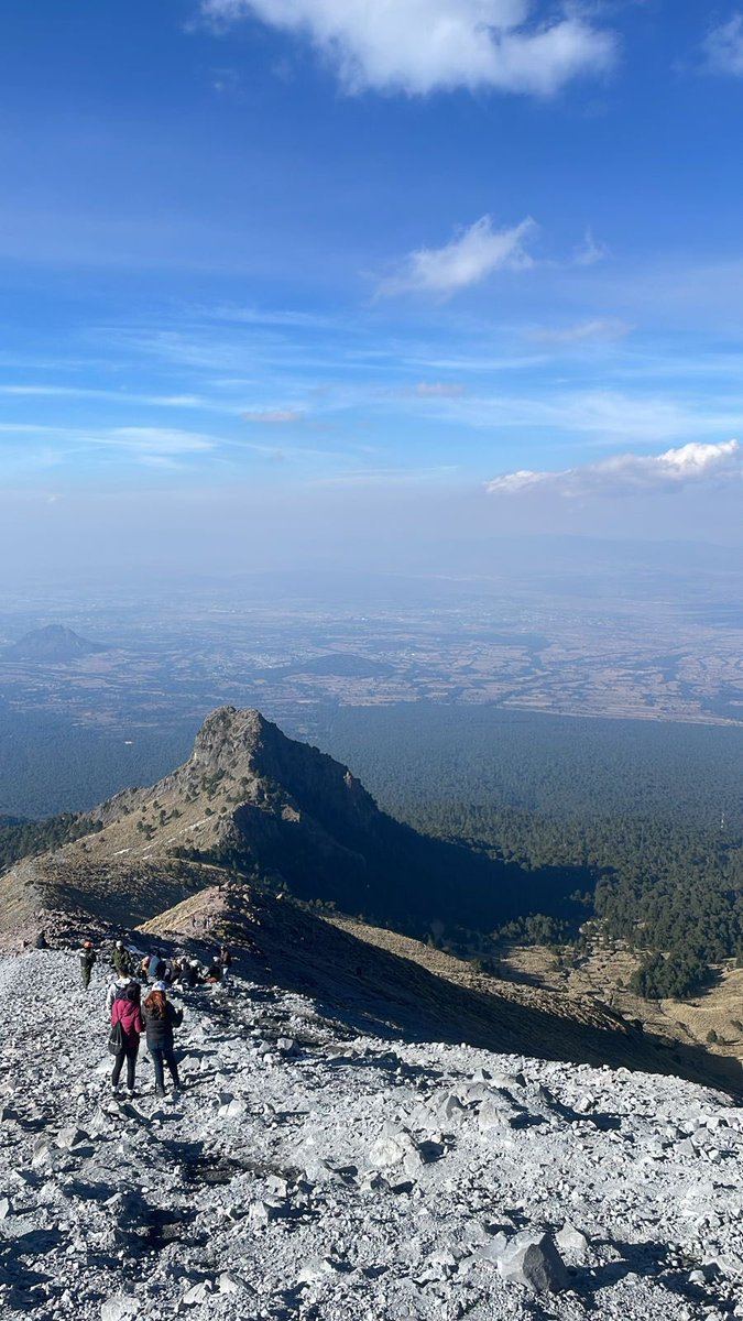 ignacio_angel's tweet photo. Pues los #Yunques dirán misa, pero @armentapuebla_ no necesita disfrazarse de botarga para comprobar su potencial. El primer día del año, escaló la #Malintzi, en donde pretende crear un ecoparque turístico luego de que arrase en las urnas. https://t.co/1kSMZXbhDU