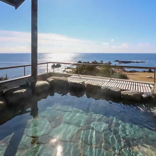 azuma_sado's tweet image. 佐渡島民様へ
本日1月2日限定で大浴場の日帰り入浴を解放します♨️
【時間】
15時~20時(最終受付)
【入浴料金】
●島民様は無料(島民カードをお持ちください)
●島外からお越しの方  700円(小学生 350円)

・充電ステーション・温かいハーブティーもあります

 #佐渡 
 #ご安全に
 #HotelAZUMA